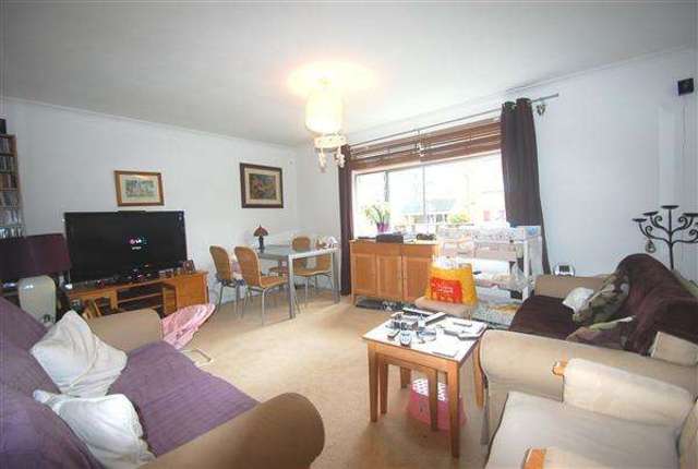  Image of 2 bedroom Apartment to rent in Worple Road London SW20 at Cottenham Park, SW20 8QA
