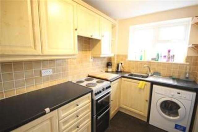  Image of 1 bedroom Maisonette to rent in Petworth Road Haslemere GU27 at Haslemere, GU27 2HR