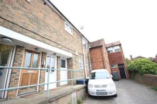  Image of 1 bedroom Maisonette to rent in Petworth Road Haslemere GU27 at Haslemere, GU27 2HR