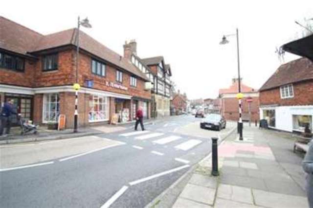 Image of 2 bedroom Flat to rent in Petworth Road Haslemere GU27 at Haslemere, GU27 2HR