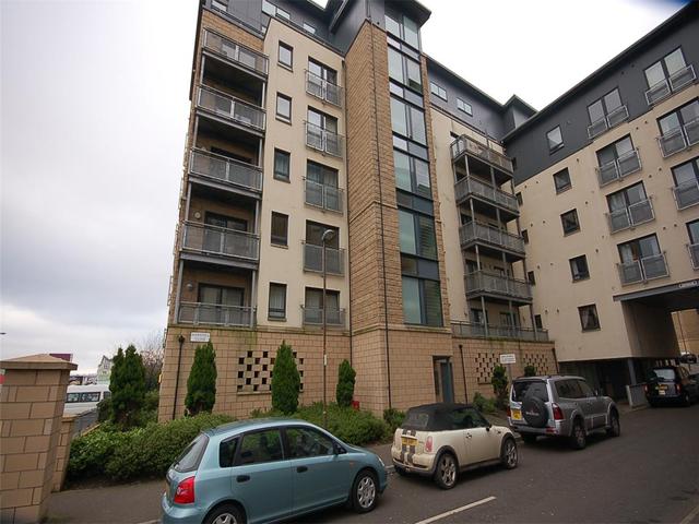  Image of 3 bedroom Flat to rent in Hawkhill Close Edinburgh EH7 at Lochend Edinburgh Edinburgh, EH7 6AB