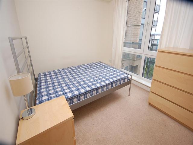 Image of 3 bedroom Flat to rent in Hawkhill Close Edinburgh EH7 at Lochend Edinburgh Edinburgh, EH7 6AB