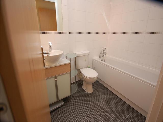  Image of 3 bedroom Flat to rent in Hawkhill Close Edinburgh EH7 at Lochend Edinburgh Edinburgh, EH7 6AB