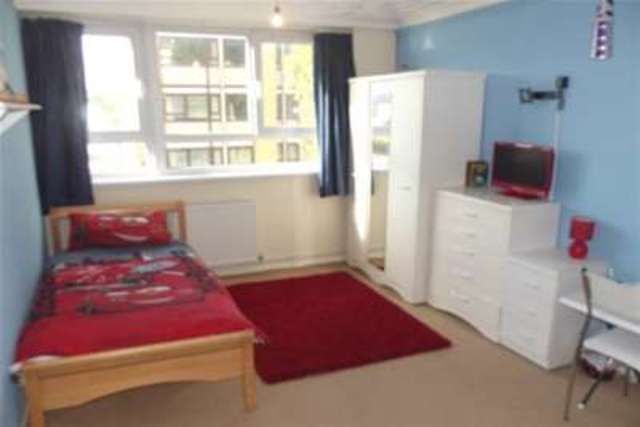  Image of 3 bedroom Flat to rent in Hawthorn Crescent Cosham Portsmouth PO6 at Portsmouth, PO6 2TX