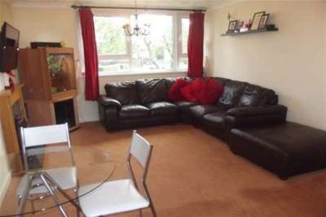  Image of 3 bedroom Flat to rent in Hawthorn Crescent Cosham Portsmouth PO6 at Portsmouth, PO6 2TX