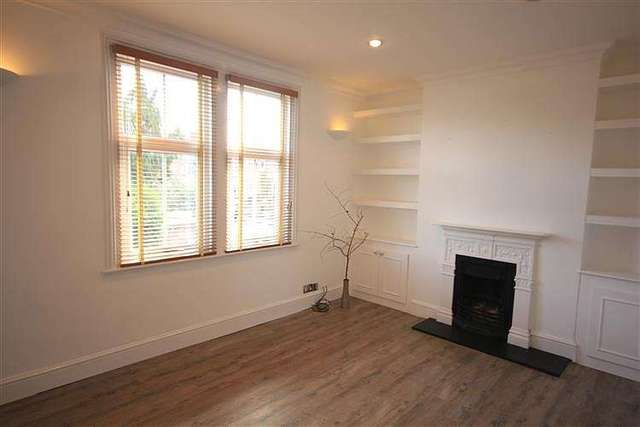  Image of 2 bedroom Flat for sale in Hemdean Hill Caversham Reading RG4 at Caversham  Reading, RG4 7SB