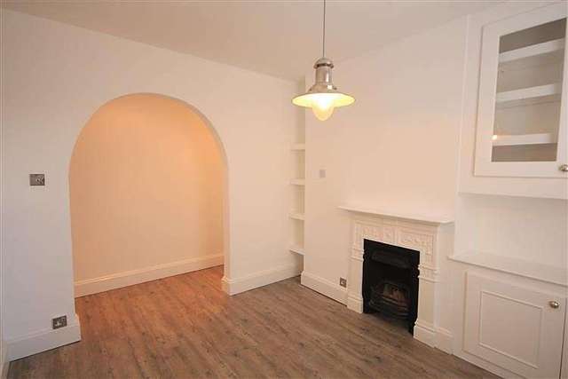  Image of 2 bedroom Flat for sale in Hemdean Hill Caversham Reading RG4 at Caversham  Reading, RG4 7SB