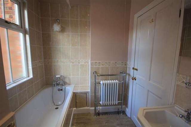  Image of 2 bedroom Flat for sale in Hemdean Hill Caversham Reading RG4 at Caversham  Reading, RG4 7SB