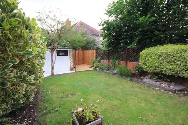  Image of 2 bedroom Flat for sale in Hemdean Hill Caversham Reading RG4 at Caversham  Reading, RG4 7SB