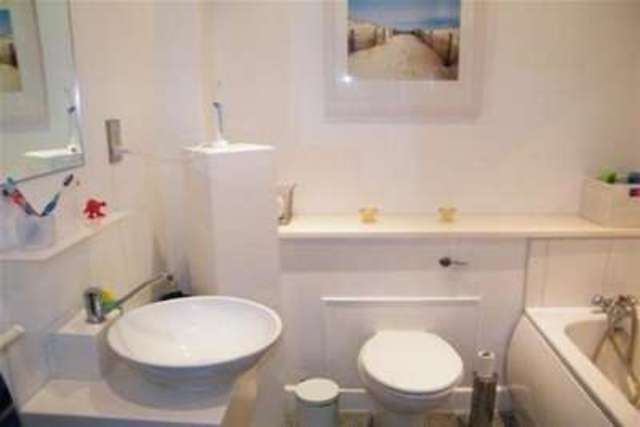  Image of 3 bedroom Flat to rent in Henke Court Cardiff CF10 at Cardiff, CF10 4EB