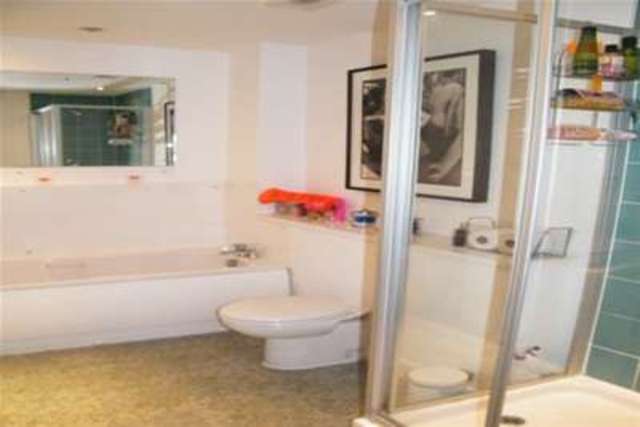  Image of 3 bedroom Flat to rent in Henke Court Cardiff CF10 at Cardiff, CF10 4EB
