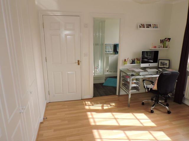  Image of 5 bedroom Detached house for sale in Highpath Way Basingstoke RG24 at Highpath Way  Basingstoke, RG24 9SU