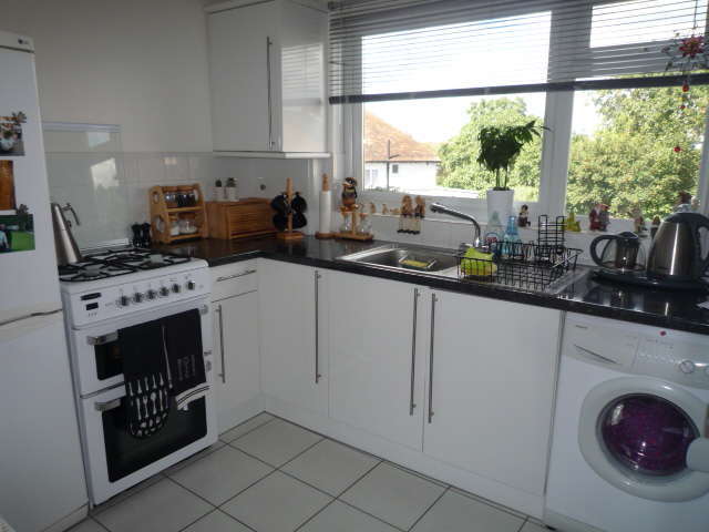  Image of 2 bedroom Flat to rent in Sutton Grove Sutton SM1 at Sutton Grove  Sutton, SM1 4TG