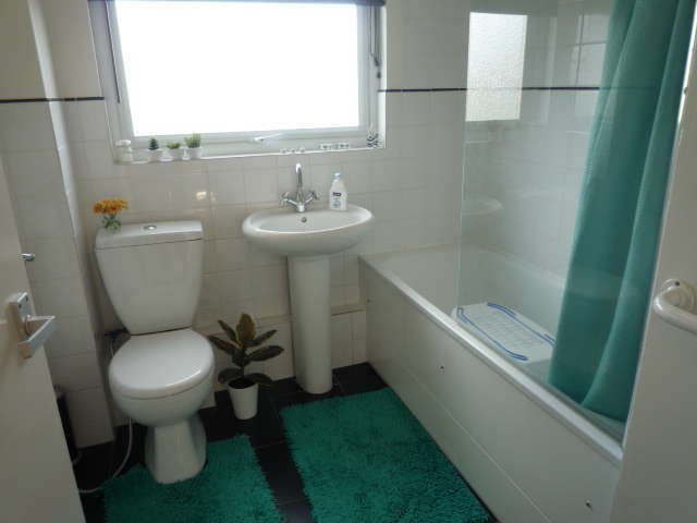  Image of 2 bedroom Flat to rent in Sutton Grove Sutton SM1 at Sutton Grove  Sutton, SM1 4TG