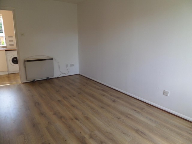  Image of 2 bedroom Terraced house to rent in Hollybrook Gardens Locks Heath Southampton SO31 at Locks Heath  Southampton, SO31 6WJ