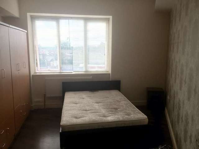  Image of House Share to rent in High Street Hounslow TW3 at High St  Hounslow, TW3 1QT