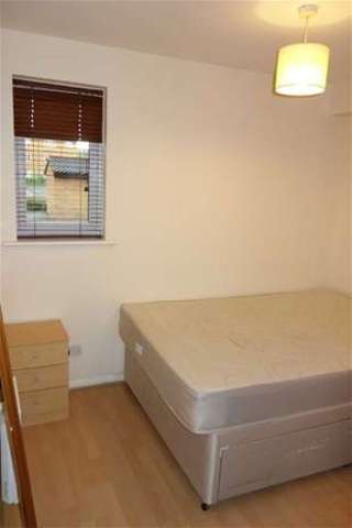  Image of Flat to rent in John Silkin Lane London SE8 at Deptford, SE8 5BB