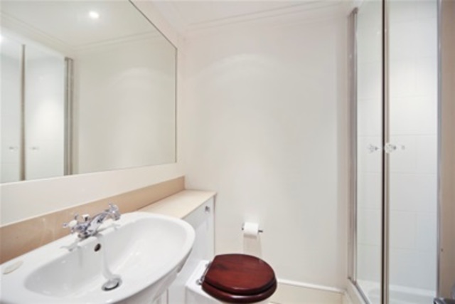  Image of 2 bedroom Flat to rent in Coleridge Gardens London SW10 at London, SW10 0RL
