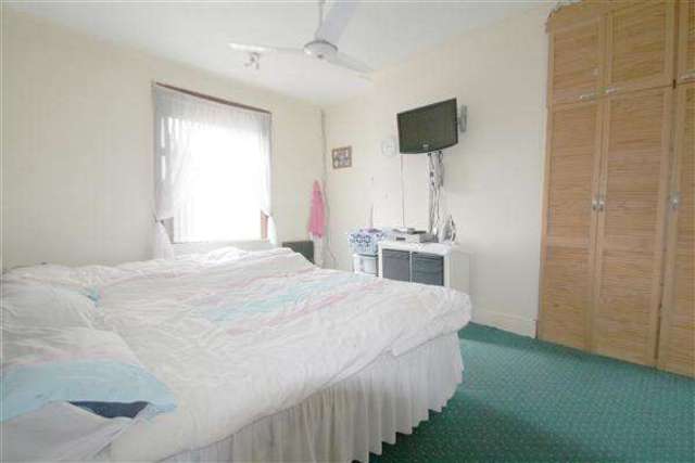  Image of 4 bedroom Terraced house for sale in Kingsley Place Halifax HX1 at Halifax, HX1 3YQ