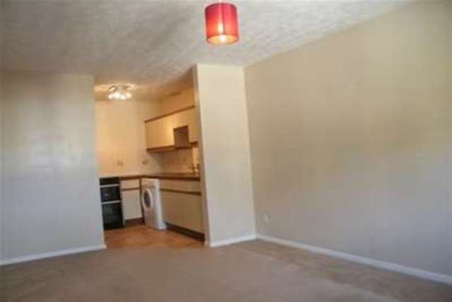  Image of 1 bedroom Flat to rent in Knighton Road Plymouth PL4 at Plymouth, PL4 9BY