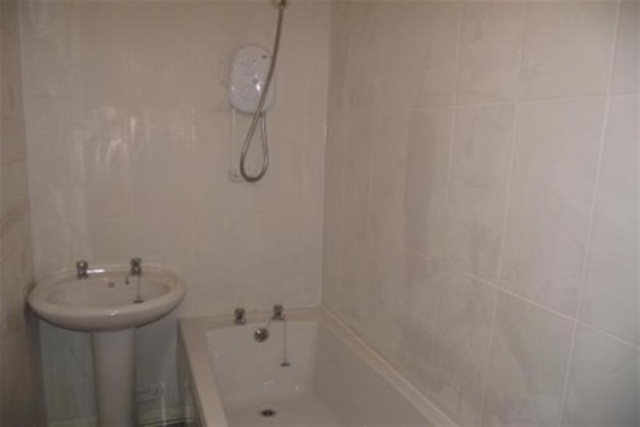  Image of 2 bedroom Flat to rent in Knutsford Road Warrington WA4 at Warrington, WA4 1JW