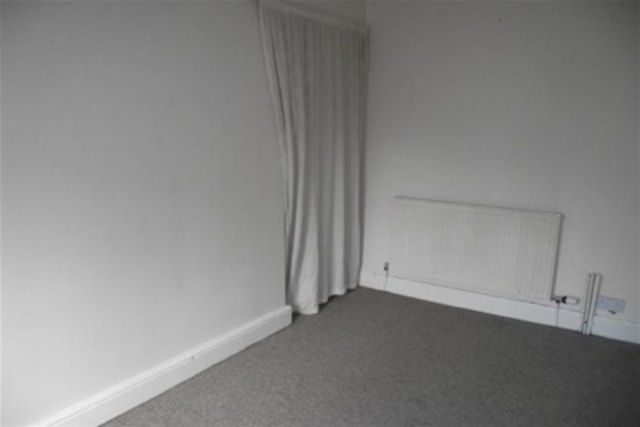  Image of 2 bedroom Flat to rent in Knutsford Road Warrington WA4 at Warrington, WA4 1JW