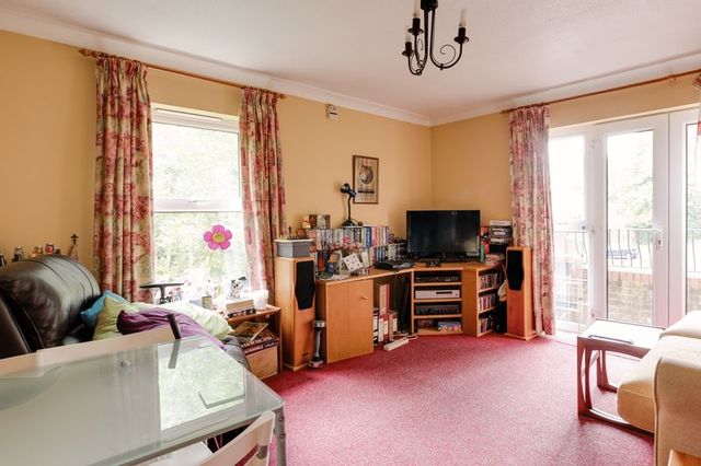  Image of 2 bedroom Flat for sale in Lawn Road Southampton SO17 at Lawn Road Portswood Southampton, SO17 2ER