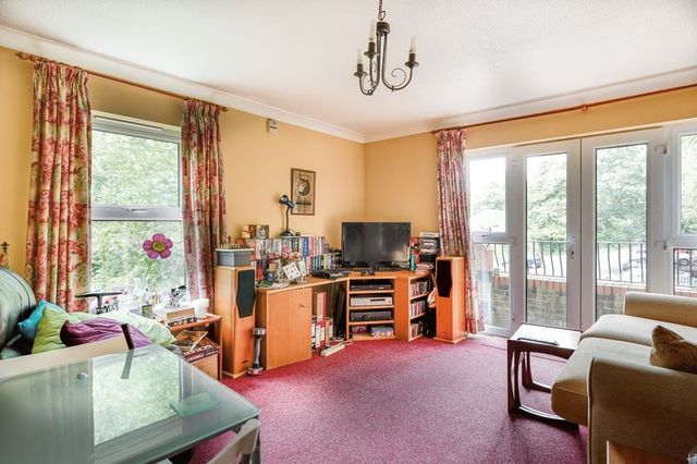  Image of 2 bedroom Flat for sale in Lawn Road Southampton SO17 at Lawn Road Portswood Southampton, SO17 2ER