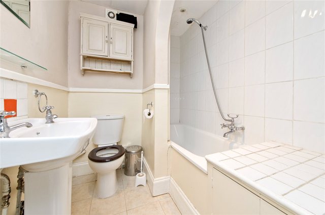  Image of 2 bedroom Flat for sale in Lillieshall Road London SW4 at Lillieshall Road  London, SW4 0LW