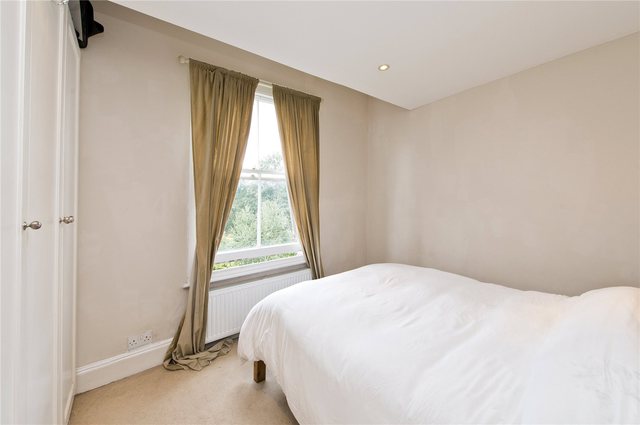  Image of 2 bedroom Flat for sale in Lillieshall Road London SW4 at Lillieshall Road  London, SW4 0LW