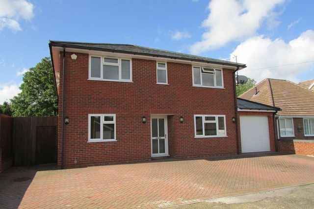  Image of 4 bedroom Detached house for sale in Lower Chestnut Drive Basingstoke RG21 at Lower Chestnut Drive  Basingstoke, RG21 8YN