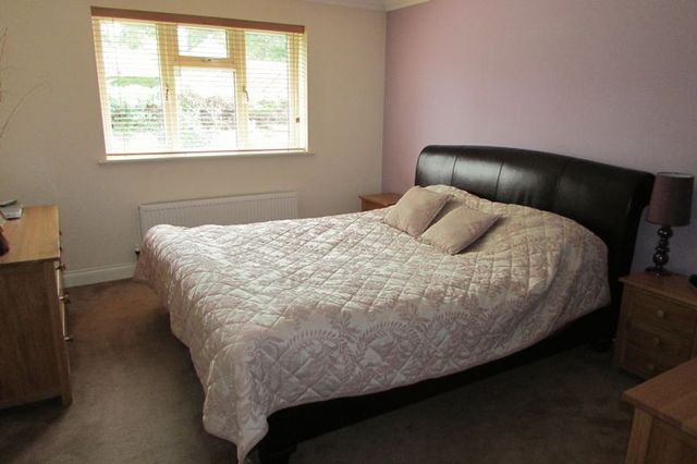  Image of 4 bedroom Detached house for sale in Lower Chestnut Drive Basingstoke RG21 at Lower Chestnut Drive  Basingstoke, RG21 8YN