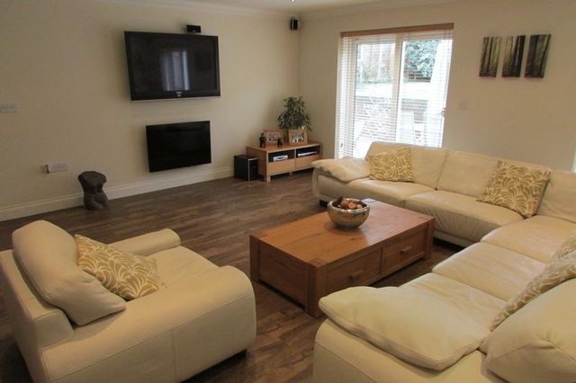  Image of 4 bedroom Detached house for sale in Lower Chestnut Drive Basingstoke RG21 at Lower Chestnut Drive  Basingstoke, RG21 8YN