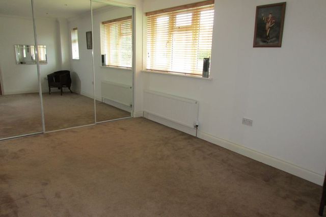  Image of 4 bedroom Detached house for sale in Lower Chestnut Drive Basingstoke RG21 at Lower Chestnut Drive  Basingstoke, RG21 8YN