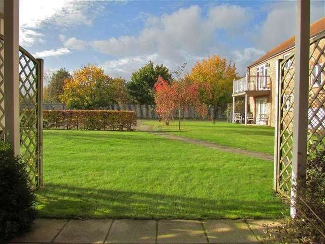  Image of 2 bedroom Apartment to rent in Marina Way Abingdon OX14 at Abingdon, OX14 5TN