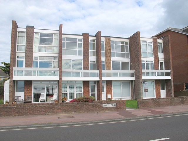  Image of 3 bedroom Flat for sale in Marine Parade West Lee-on-the-Solent PO13 at Marine Parade West  Lee-On-The-Solent, PO13 9NR