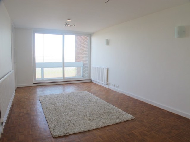  Image of 3 bedroom Flat for sale in Marine Parade West Lee-on-the-Solent PO13 at Marine Parade West  Lee-On-The-Solent, PO13 9NR