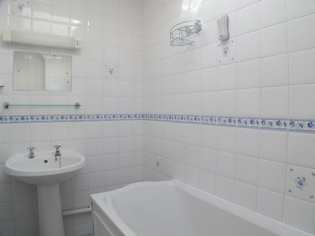  Image of 3 bedroom Flat for sale in Marine Parade West Lee-on-the-Solent PO13 at Marine Parade West  Lee-On-The-Solent, PO13 9NR