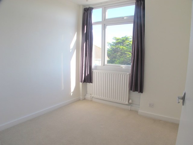  Image of 3 bedroom Flat for sale in Marine Parade West Lee-on-the-Solent PO13 at Marine Parade West  Lee-On-The-Solent, PO13 9NR