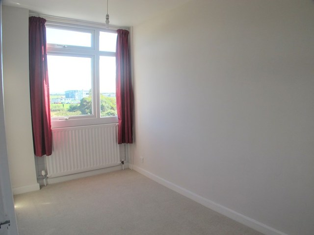 Image of 3 bedroom Flat for sale in Marine Parade West Lee-on-the-Solent PO13 at Marine Parade West  Lee-On-The-Solent, PO13 9NR