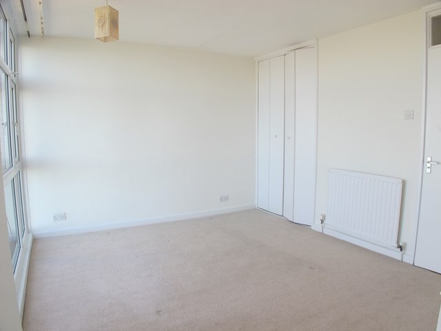  Image of 3 bedroom Flat for sale in Marine Parade West Lee-on-the-Solent PO13 at Marine Parade West  Lee-On-The-Solent, PO13 9NR