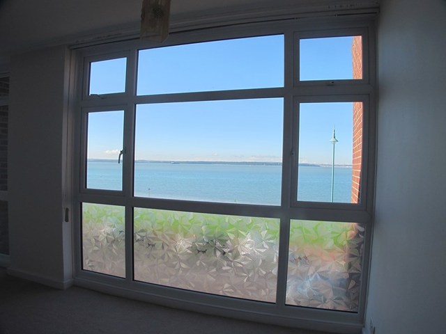  Image of 3 bedroom Flat for sale in Marine Parade West Lee-on-the-Solent PO13 at Marine Parade West  Lee-On-The-Solent, PO13 9NR
