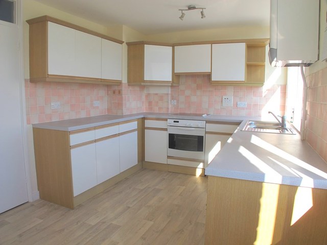  Image of 3 bedroom Flat for sale in Marine Parade West Lee-on-the-Solent PO13 at Marine Parade West  Lee-On-The-Solent, PO13 9NR