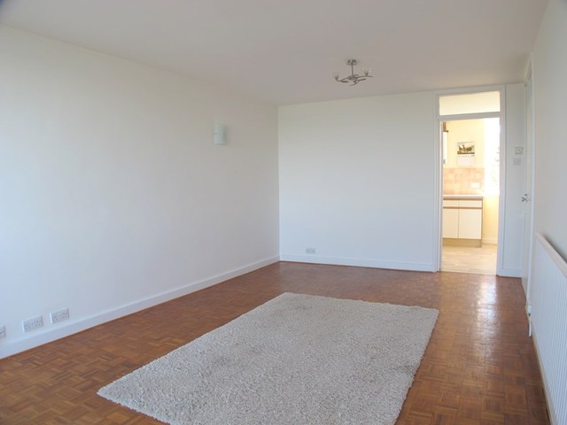  Image of 3 bedroom Flat for sale in Marine Parade West Lee-on-the-Solent PO13 at Marine Parade West  Lee-On-The-Solent, PO13 9NR