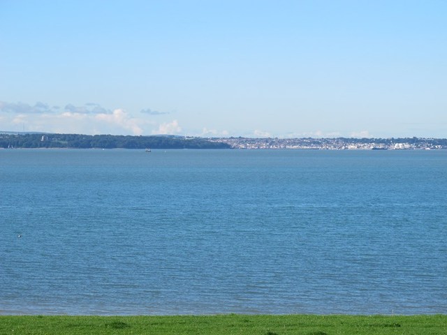  Image of 3 bedroom Flat for sale in Marine Parade West Lee-on-the-Solent PO13 at Marine Parade West  Lee-On-The-Solent, PO13 9NR