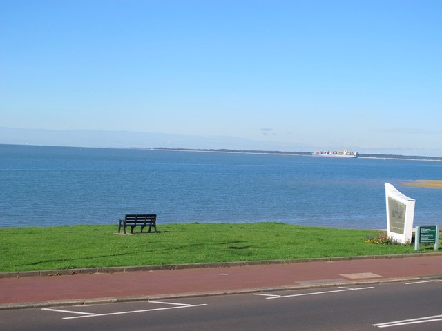  Image of 3 bedroom Flat for sale in Marine Parade West Lee-on-the-Solent PO13 at Marine Parade West  Lee-On-The-Solent, PO13 9NR