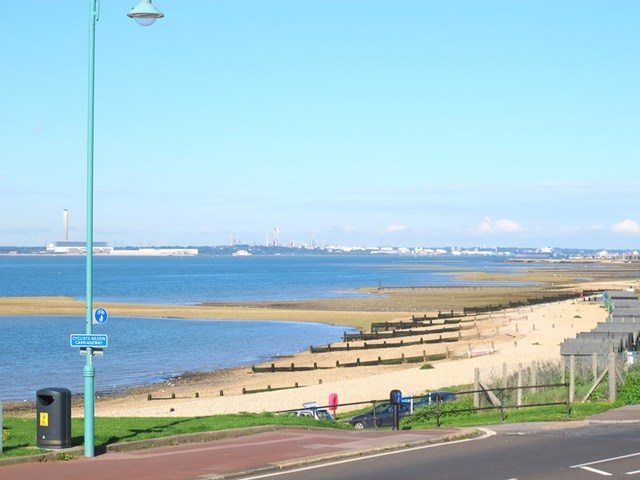  Image of 3 bedroom Flat for sale in Marine Parade West Lee-on-the-Solent PO13 at Marine Parade West  Lee-On-The-Solent, PO13 9NR