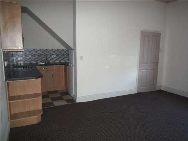  Image of 2 bedroom Terraced house to rent in Meltham Road Netherton Huddersfield HD4 at Milnsbridge, HD4 7EX