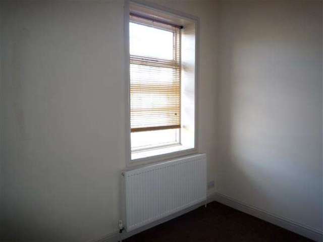  Image of 2 bedroom Terraced house to rent in Meltham Road Netherton Huddersfield HD4 at Milnsbridge, HD4 7EX