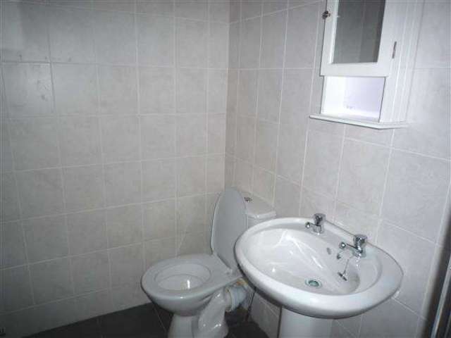  Image of 2 bedroom Terraced house to rent in Meltham Road Netherton Huddersfield HD4 at Milnsbridge, HD4 7EX